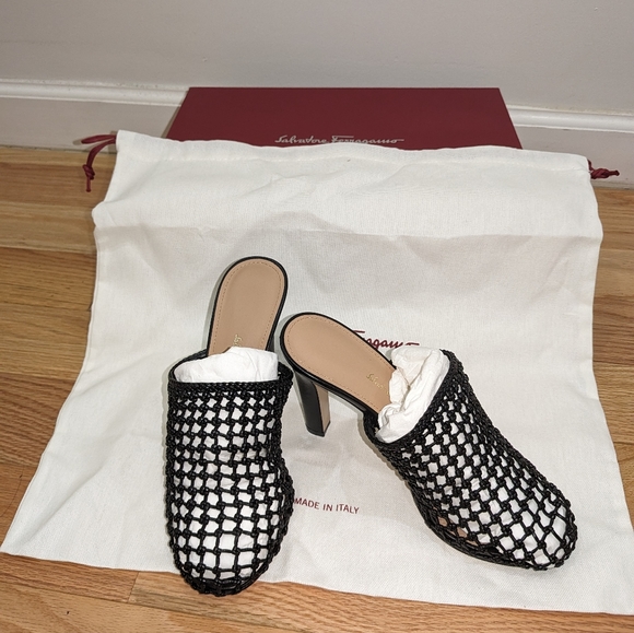 NEW SALVATORE FERRAGAMO ELLASX5 WOMENS LEATHER SLIP ON HEELS - Picture 4 of 4